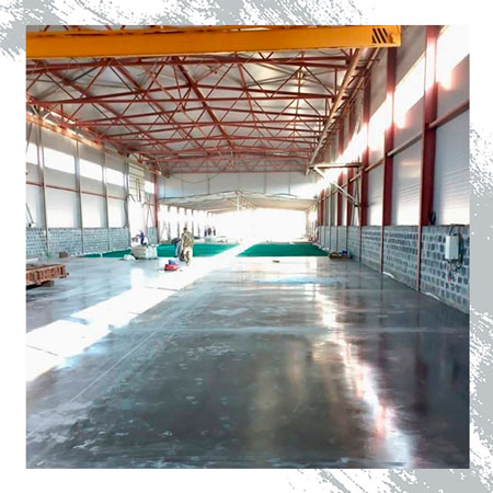 Наливной бетонный пол с топпингом для цеха по производству свай в Таганроге 
